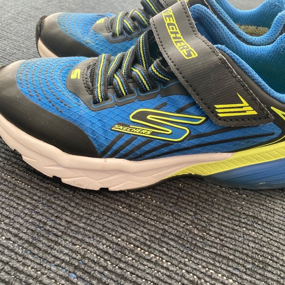 Sketchers size 11 Wide - Picture 4 of 6